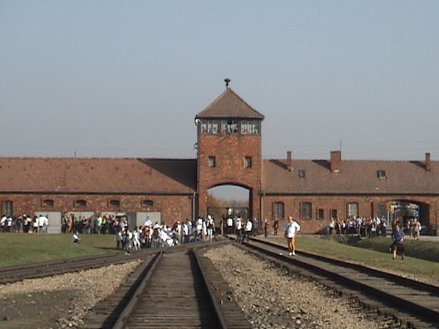 I Consiglieri regionali insieme agli studenti oggi al lager di Auschwitz-Birkenau